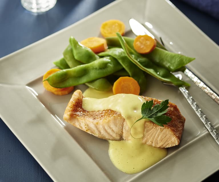 Lachs mit Mangosauce, breiten Bohnen und Möhren