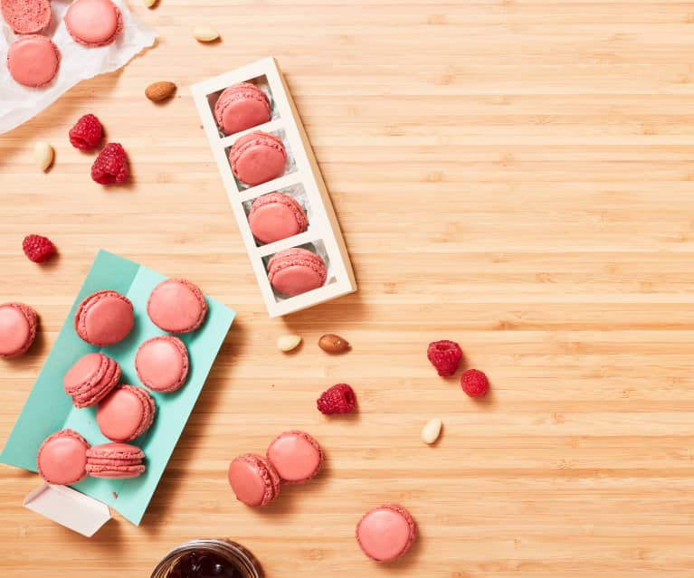 Macarons mit Marzipan-Himbeer-Füllung