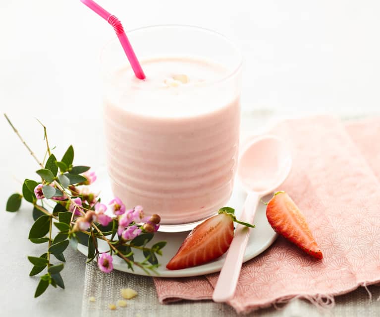 Boisson au lait de soja, fraises et amandes