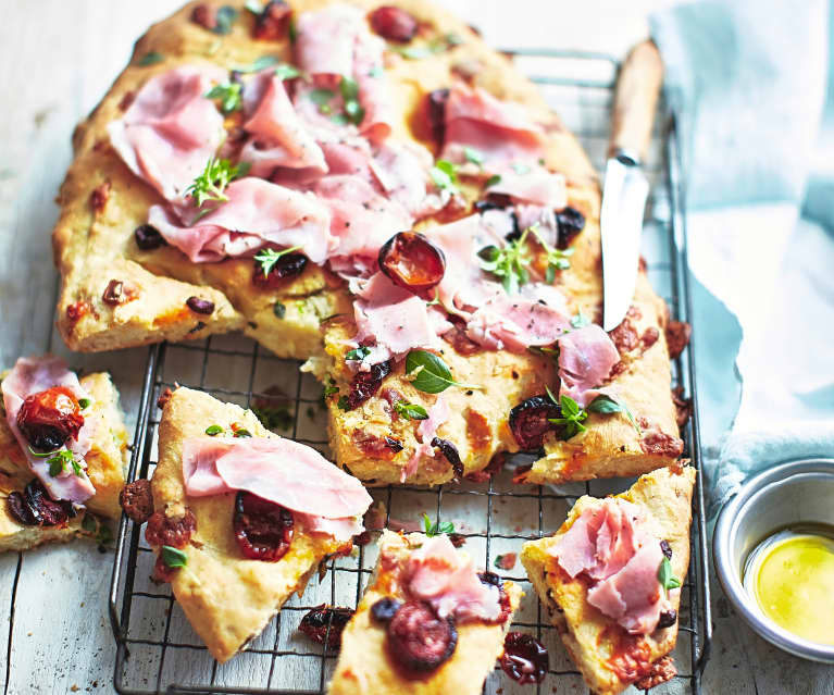 Fougasse aux olives, tomates confites et scarmoza