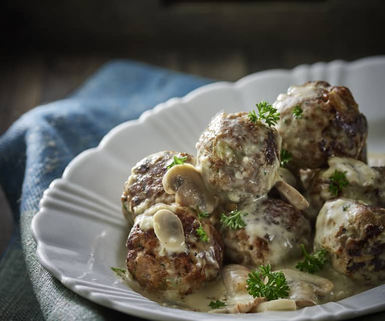 Boulettes de viande et sauce aux champignons et au vin blanc