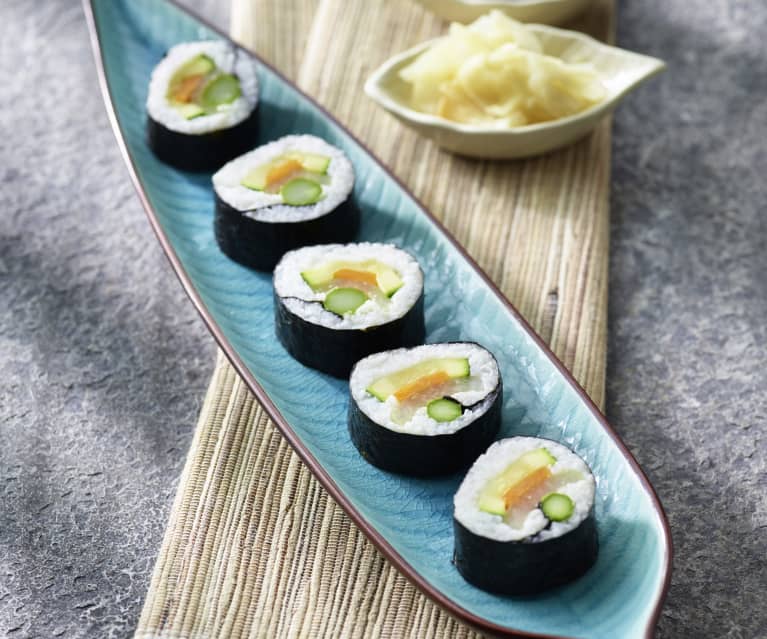 Rouleau De Sushi Sur La Natte De Bambou Avec Des Ingrédients