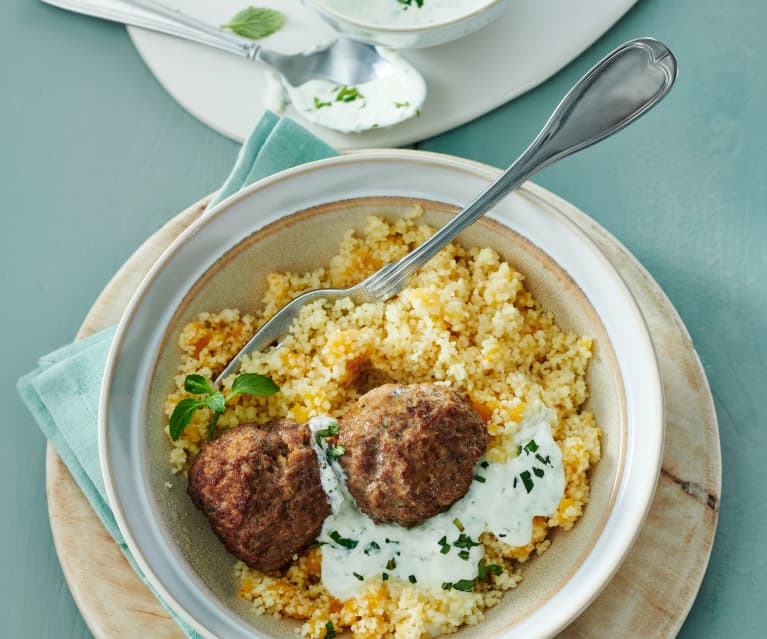 Fleischbällchen mit Couscous und Minzjoghurt