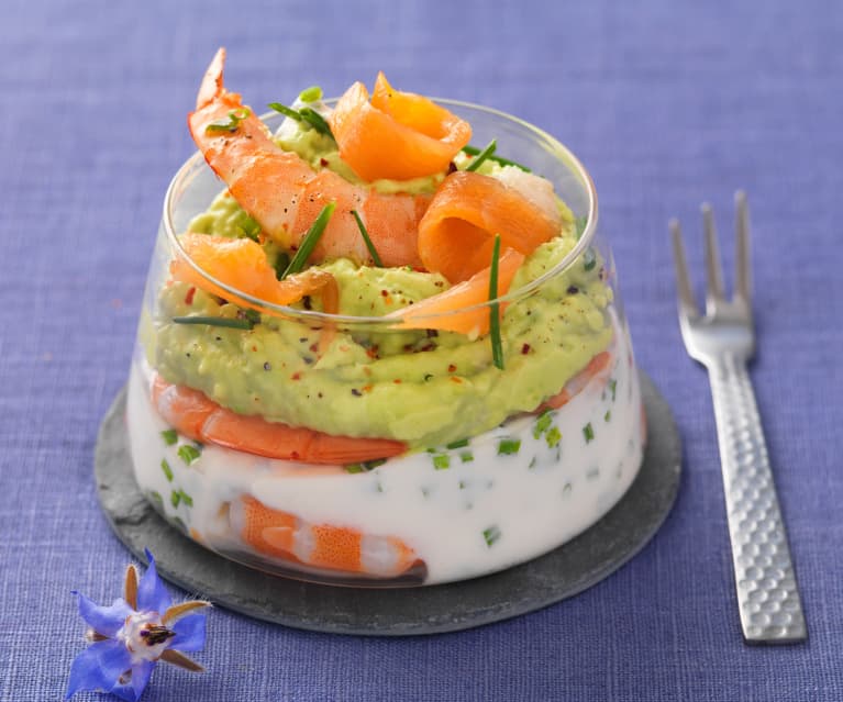 Bicchieri con salmone, gamberetti e avocado