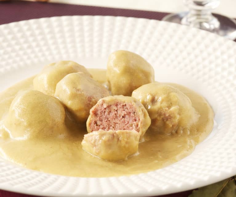 Albóndigas en salsa de almendras