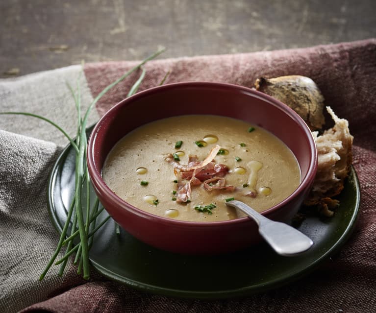 Prei-aardappelsoep met krokant gerookte ham