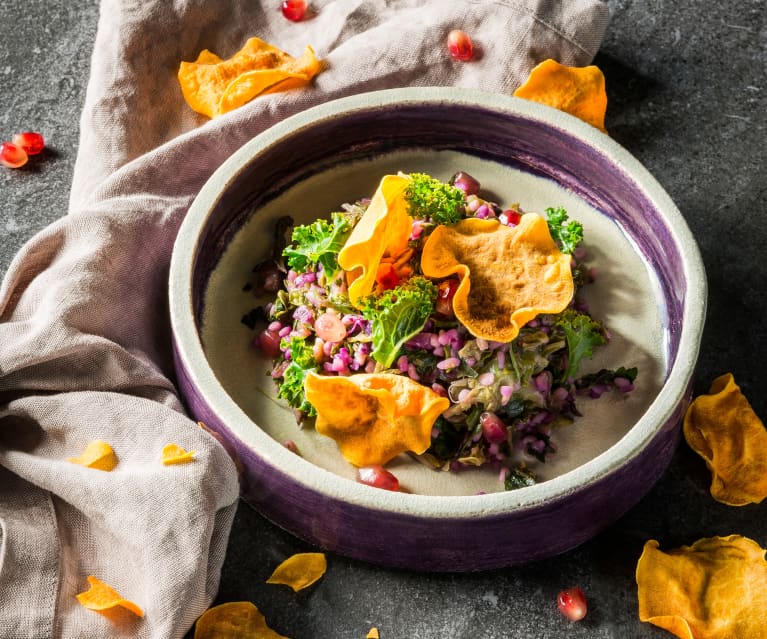 Bulgur cavolo riccio e melagrana con chips di patate dolci