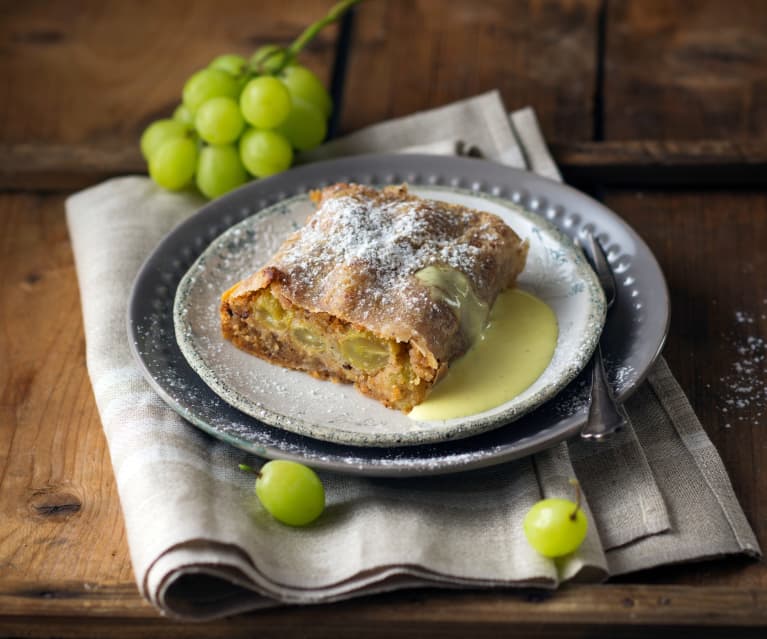 Traubenstrudel mit Weinsauce (vegan)