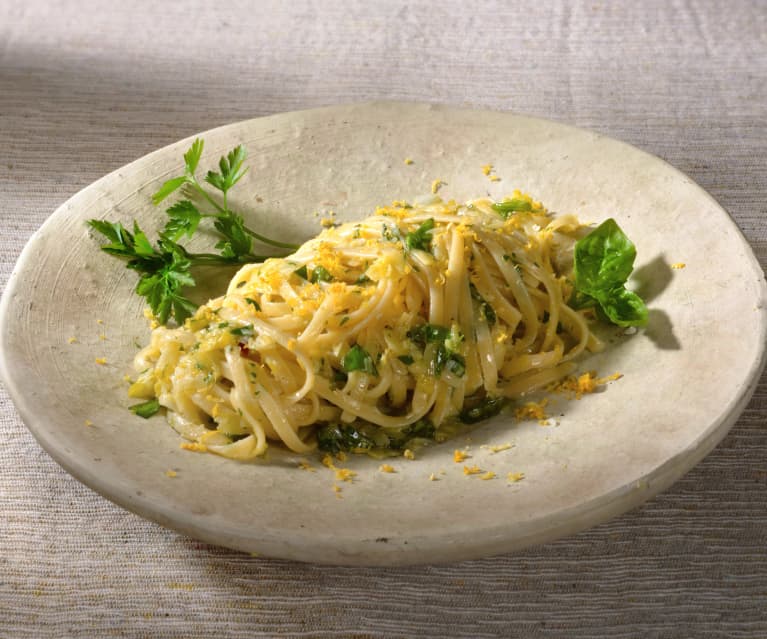 Linguine al pesto agrumato alle erbe