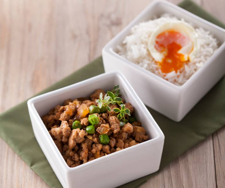 Carne de porco assada com arroz e ovo