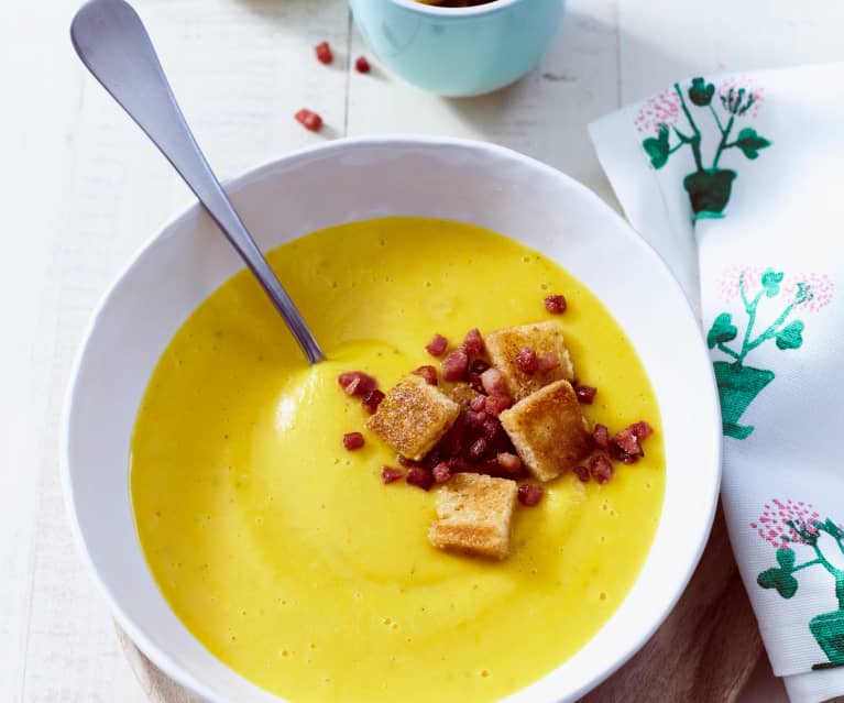 Gartengemüse-Suppe mit Croûtons und Speck