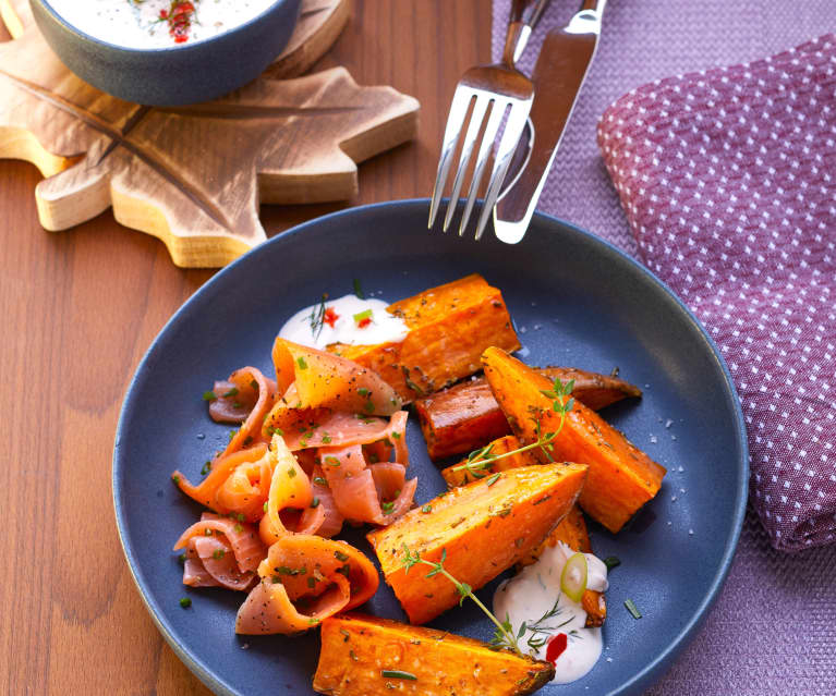 Süßkartoffel-Wedges mit Sauerrahm und Lachs