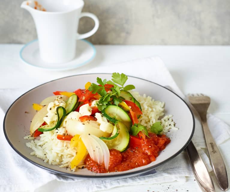 Buntes Gemüse mit Schafskäse und Tomatenreis