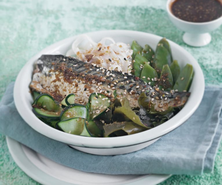 Bol japonés de caballa en ensalada con noodles