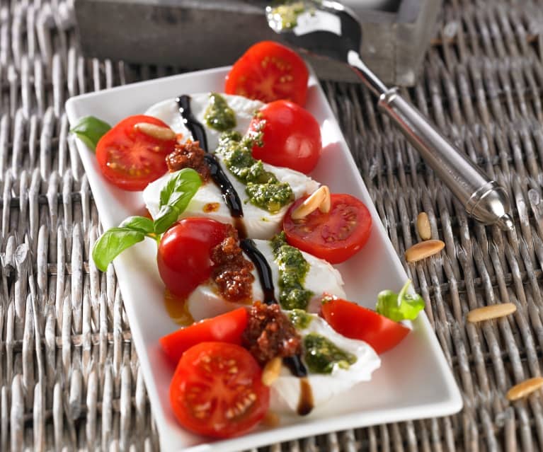 Büffelmozzarella mit Cherry-Tomaten und zwei Pesti