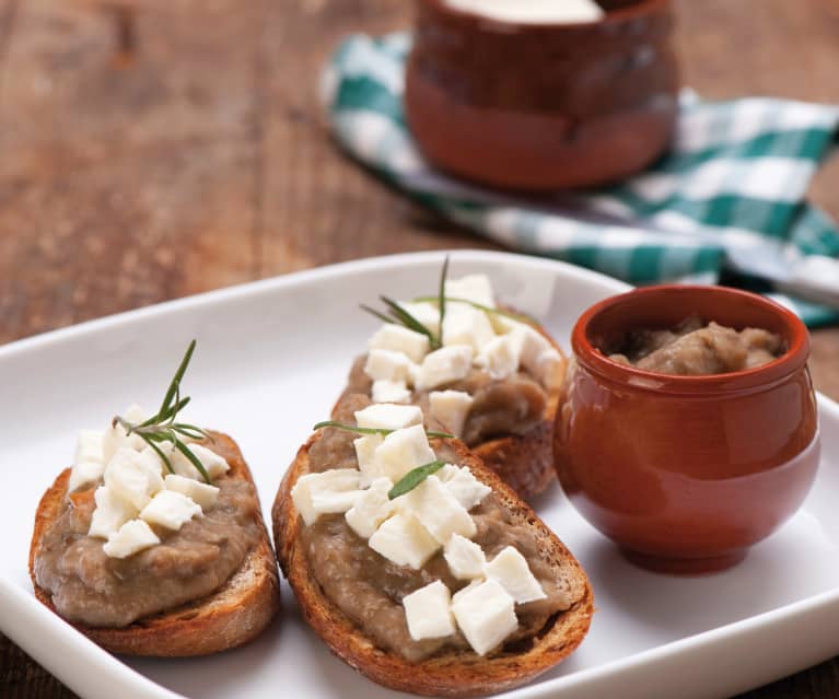 Crostini z kremem z bakłażana i mozzarellą