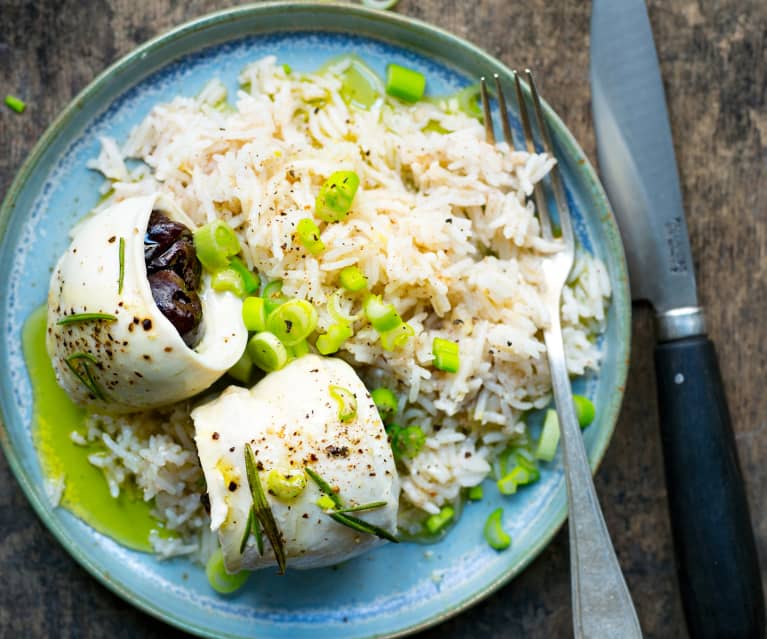 Poulet et pruneaux roulés, riz aux oignons