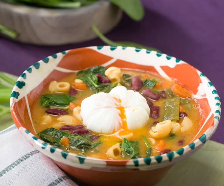 Potaje de verduras, pasta y alubias rojas