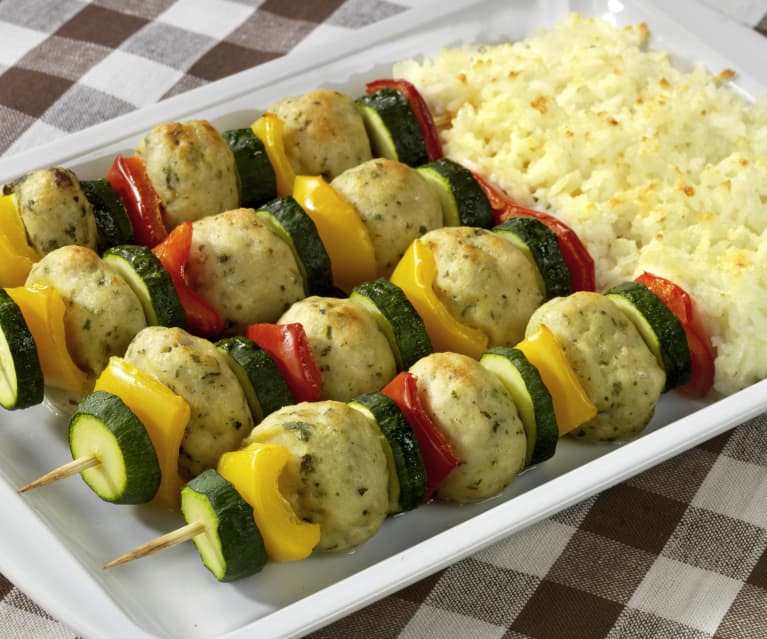 Kebabs de boulettes de poulet au riz