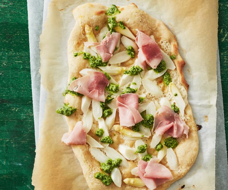 Flammkuchen met asperge, kruidensaus en ham