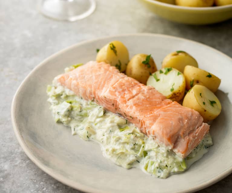 Saumon sur fromage frais aux poireaux avec pommes de terre