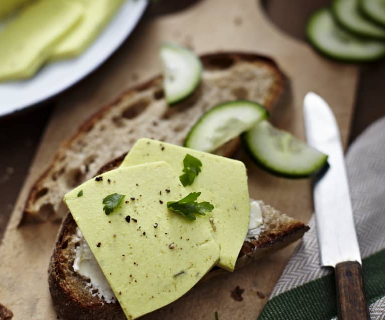 Veganský nářez na způsob sýra