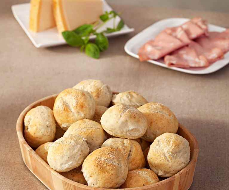 Bollitos blancos de albahaca y parmesano Bollitos blancos de albahaca y parmesano