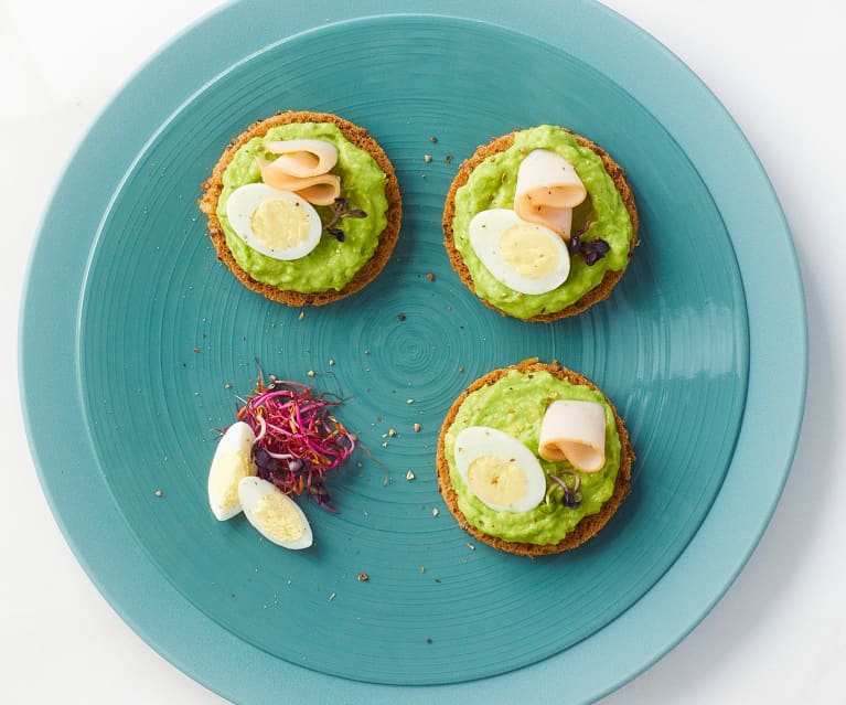 Tartine di pane nero con avocado e tacchino