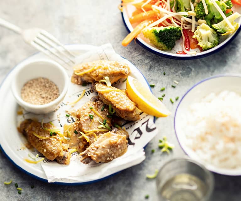 Asas de frango com limão, arroz e vegetais