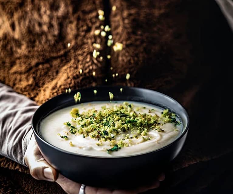 Soupe crémeuse chou-fleur, pommes de terre, croûtons 