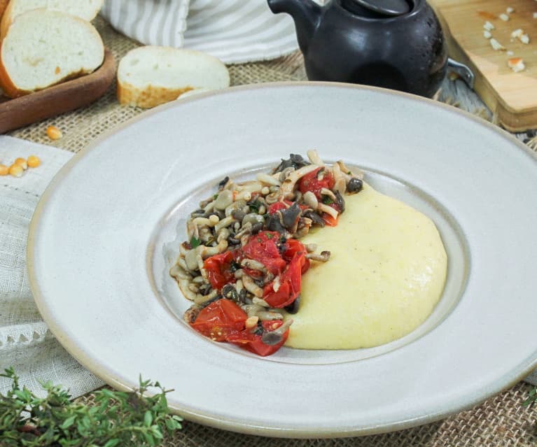 Polenta cremosa com ragu de cogumelos