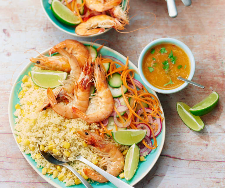 Salade de couscous, crevettes, pickles et sauce au citron vert