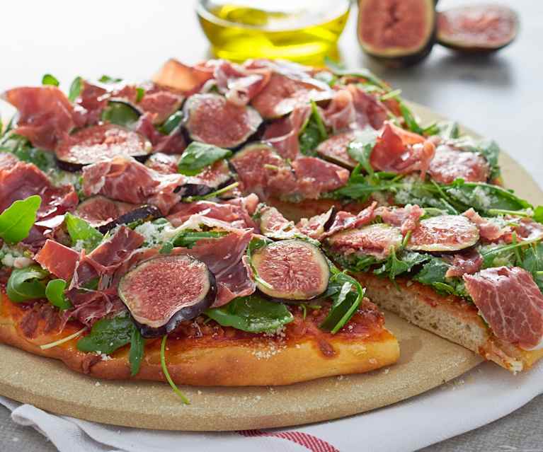 Pizza de cerveza con jamón ibérico, higos y rúcula Pizza de cerveza con jamón ibérico, higos y rúcula