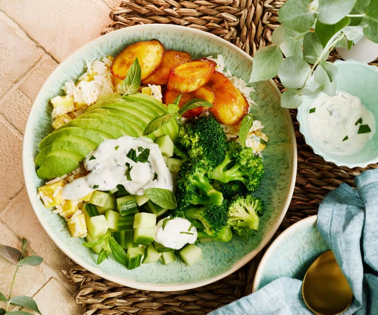 Bowl mit Mango-Reis, Avocado und karamellisierten Bananen