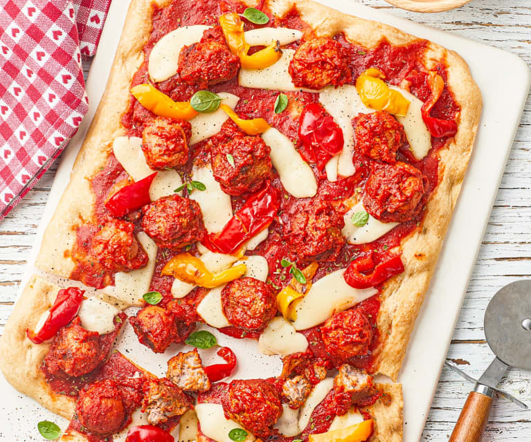 Pizza mit Fleischbällchen, Scamorza und Paprika