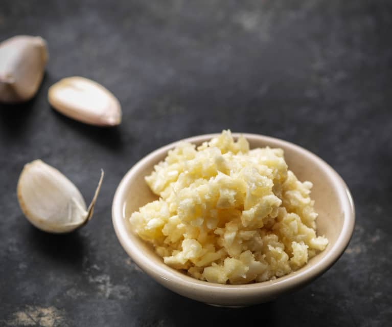 How to Cut Garlic {Minced, Sliced, Crushed} - FeelGoodFoodie