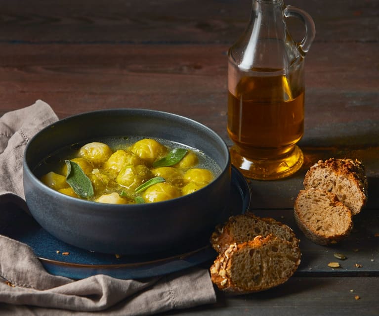 Minestra di cavoletti con olio alla salvia