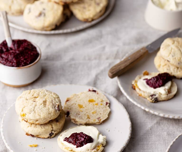 Scones con confettura di frutti rossi e semi di chia (senza glutine)