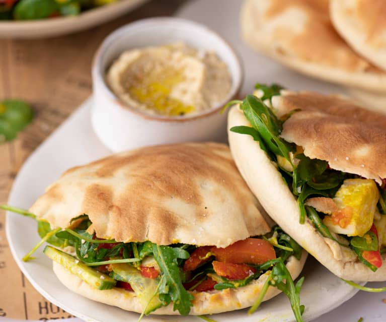 Pitas aux céréales avec légumes et houmous pour booster la peau