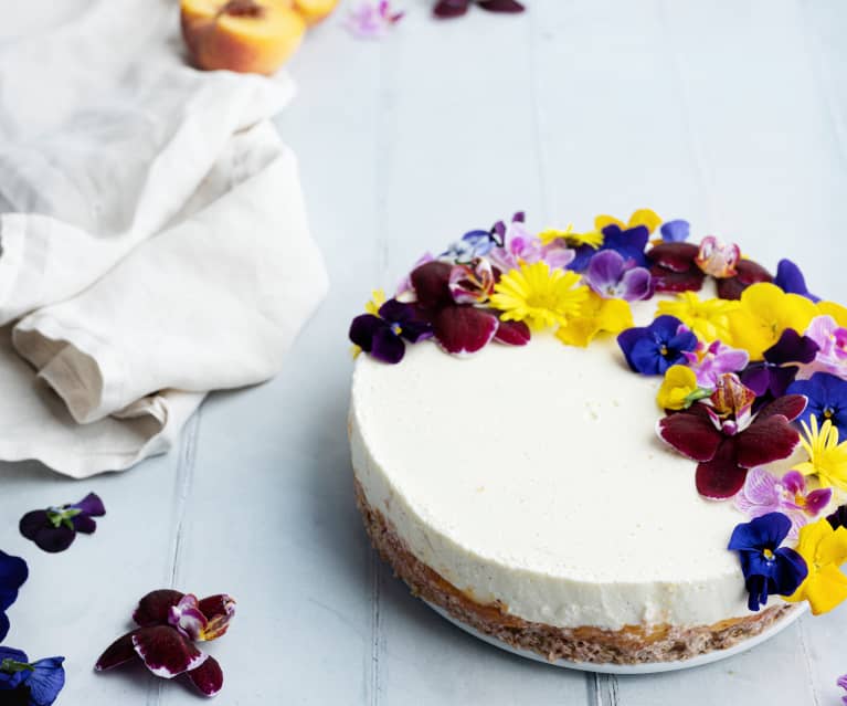 Cheesecake alle pesche con fiori eduli