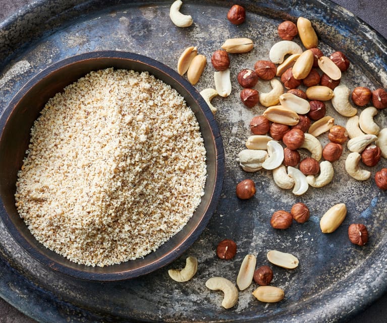 Noisettes, noix de cajou ou cacahuètes finement moulues (150-200 g)