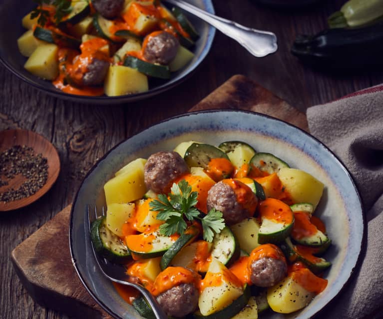 Zucchini-Kartoffel-Topf mit Fleischbällchen und Ajvarsauce