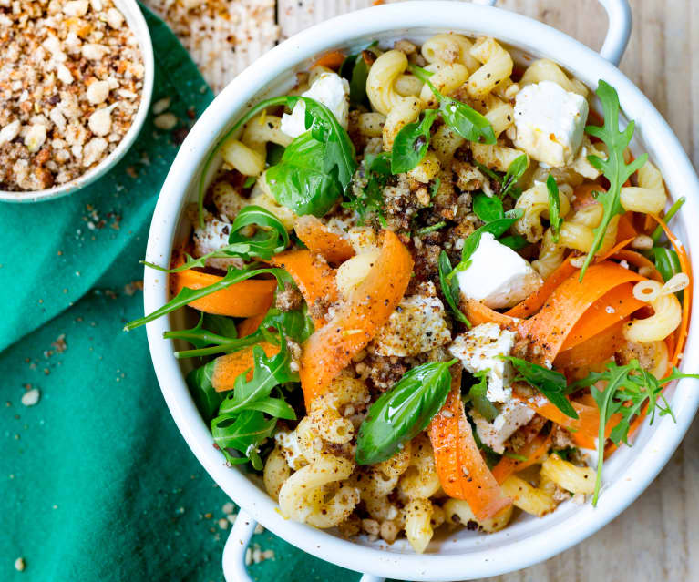 Salade de pâtes, carottes, crumble et chèvre