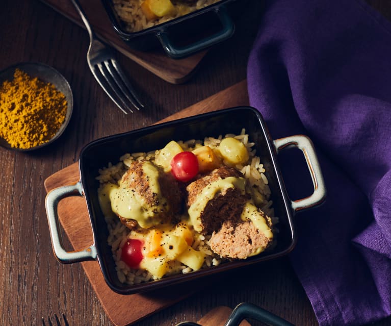 Hackbällchen in fruchtiger Currysauce mit Reis