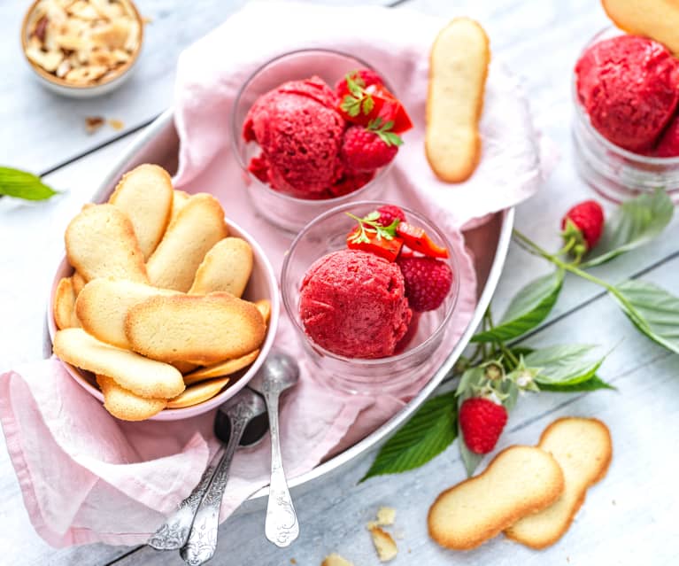 Sorbet framboise-poivron et langues de chat