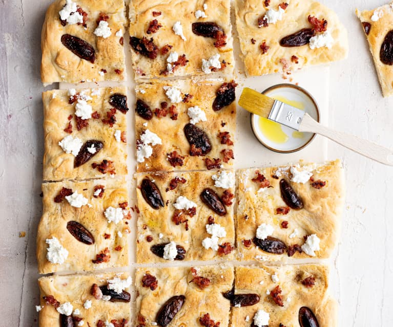 Focaccia con dátiles, tocino y queso de cabra