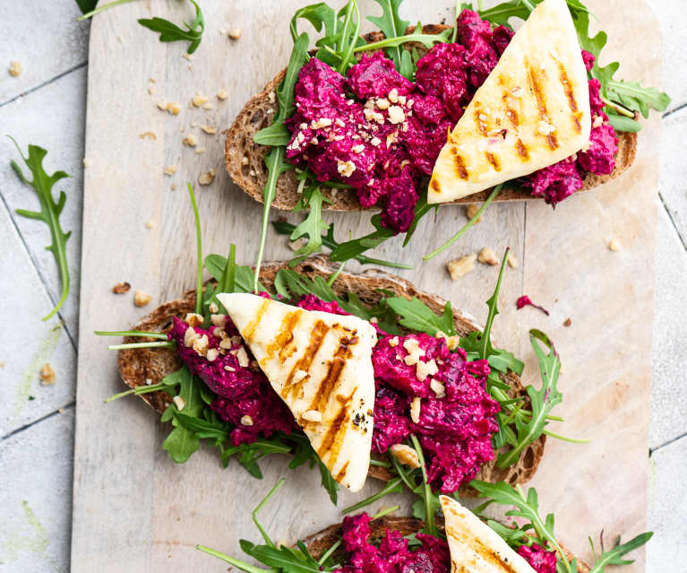 Rode bietensalade op volkoren toast met halloumi