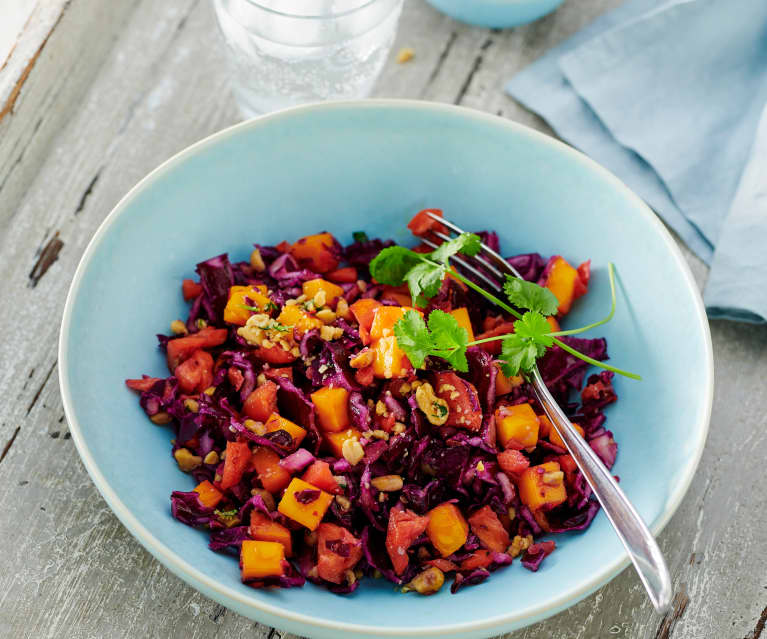 Rotkohl-Mango-Salat mit Koriander und Erdnüssen