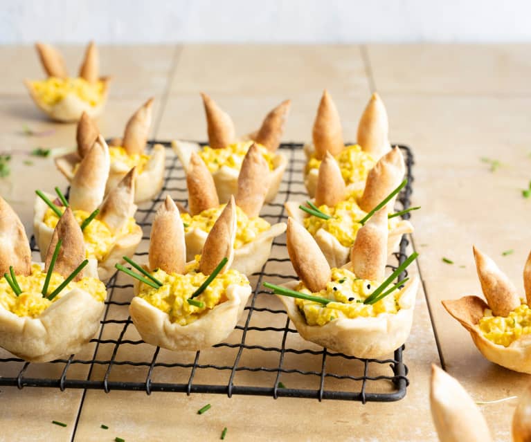 Ensalada de huevo en un nido de Pascua crujiente