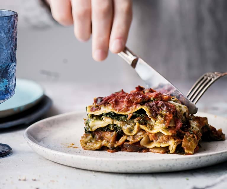 Lasagne véganes aux champignons sauvages, cavolo nero et pesto de roquette aux noix